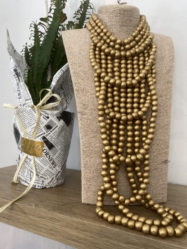 Cadena de elegantes collares de perlas doradas de Arezzo, moda y complementos de mujer, expuestos en un busto en nuestra tienda online. Descubre accesorios que combinan estilo y sofisticación, ideales para realzar cualquier conjunto con un toque de glamour.