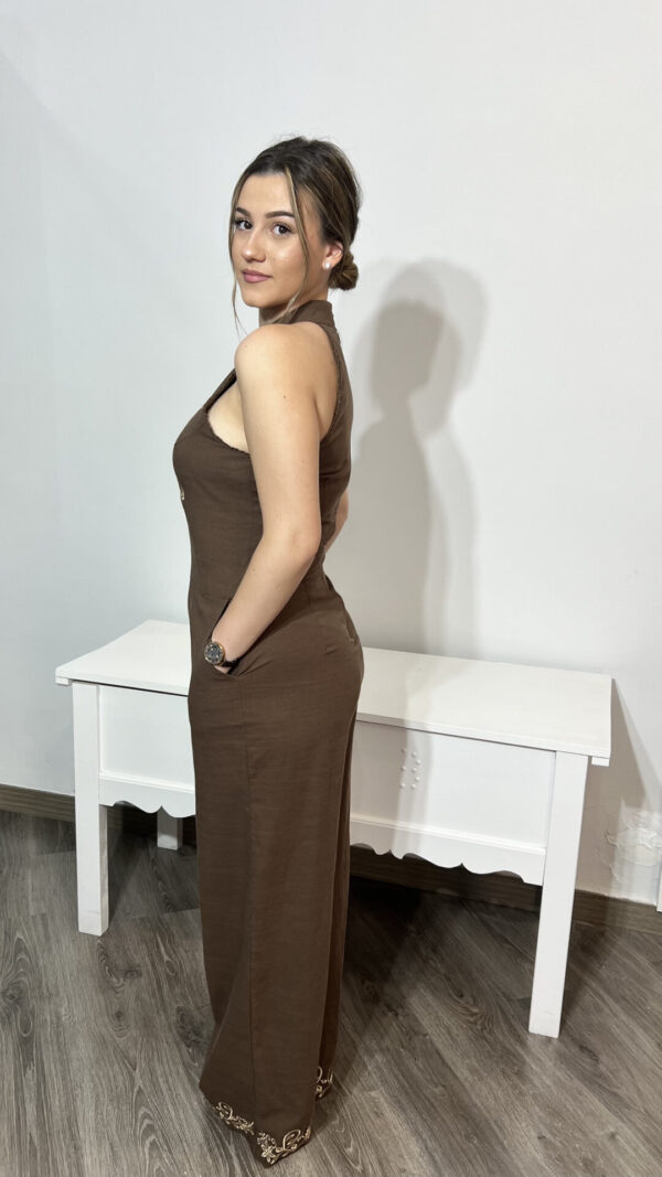 Modelo luciendo elegante vestido marrón sin mangas de Arezzo, ideal para eventos especiales. Compra online moda femenina en Arezzo.