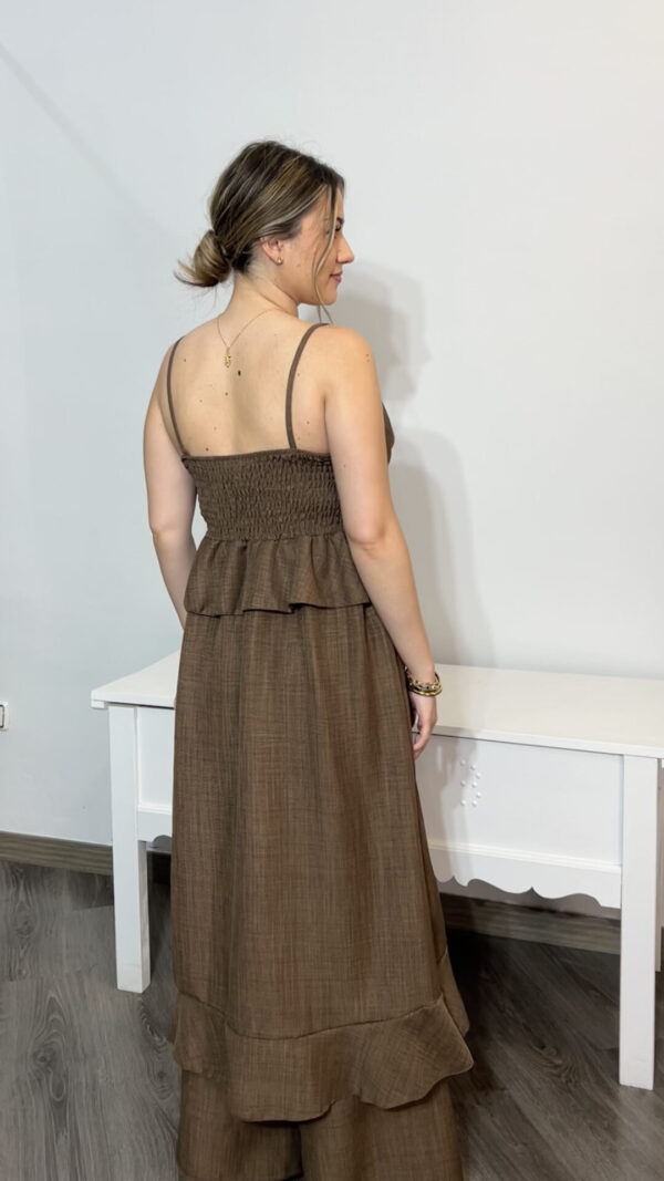 Vestido largo marrón sin mangas, ideal para verano, disponible en Arezzo. Descubre moda y complementos de mujer únicos y elegantes.
