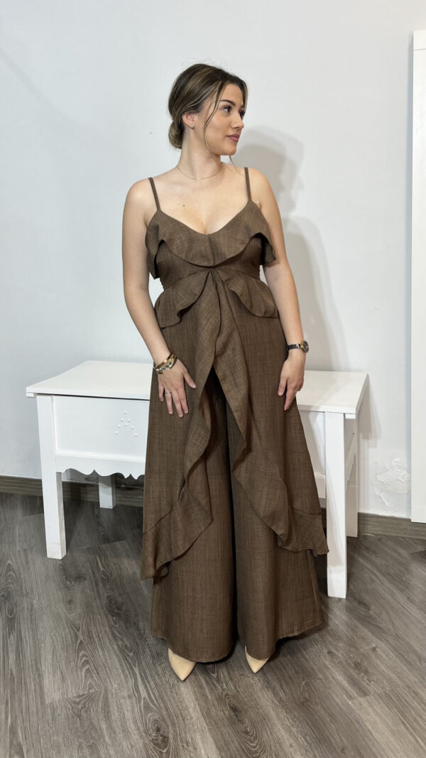 Mono marrón de tirantes para mujer con elegante diseño de volantes y corte fluido, perfecto para eventos especiales. Disponible en Arezzo. ```