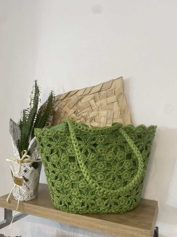 Bolso tejido a mano en color verde, perfecto para el verano, disponible en Arezzo. Ideal para complementar cualquier look casual.
