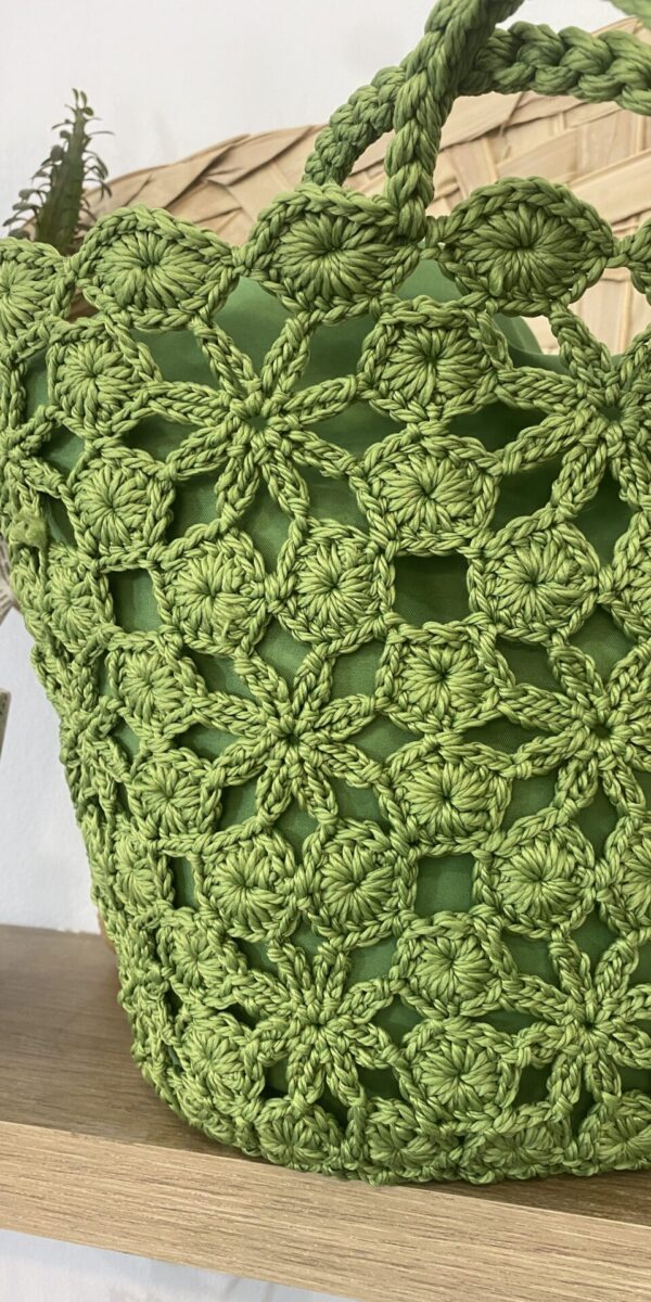 Bolso de crochet verde de Arezzo, perfecto para complementar tu estilo veraniego. Diseño artesanal único, ideal para eventos casuales. Completa tu look con este accesorio imprescindible de moda ecológica y funcional. Descubre más en nuestra tienda online y luce con estilo.