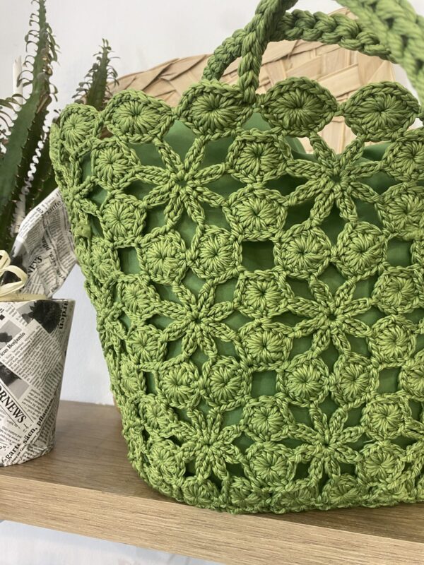 Bolso de crochet verde de Arezzo, perfecto para complementar tu estilo veraniego. Diseño artesanal único, ideal para eventos casuales. Completa tu look con este accesorio imprescindible de moda ecológica y funcional. Descubre más en nuestra tienda online y luce con estilo.