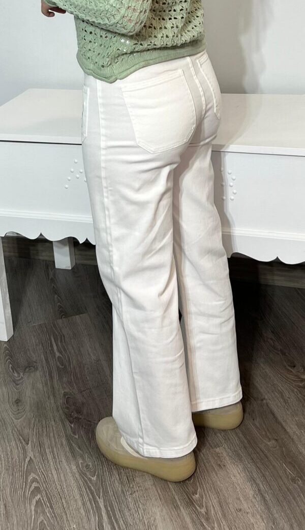 Explora los pantalones blancos versátiles de Arezzo, combinados aquí con un jersey verde claro. Ideal para un look chic y relajado, perfecto para cualquier ocasión, disponible en nuestra tienda online de moda y complementos de mujer