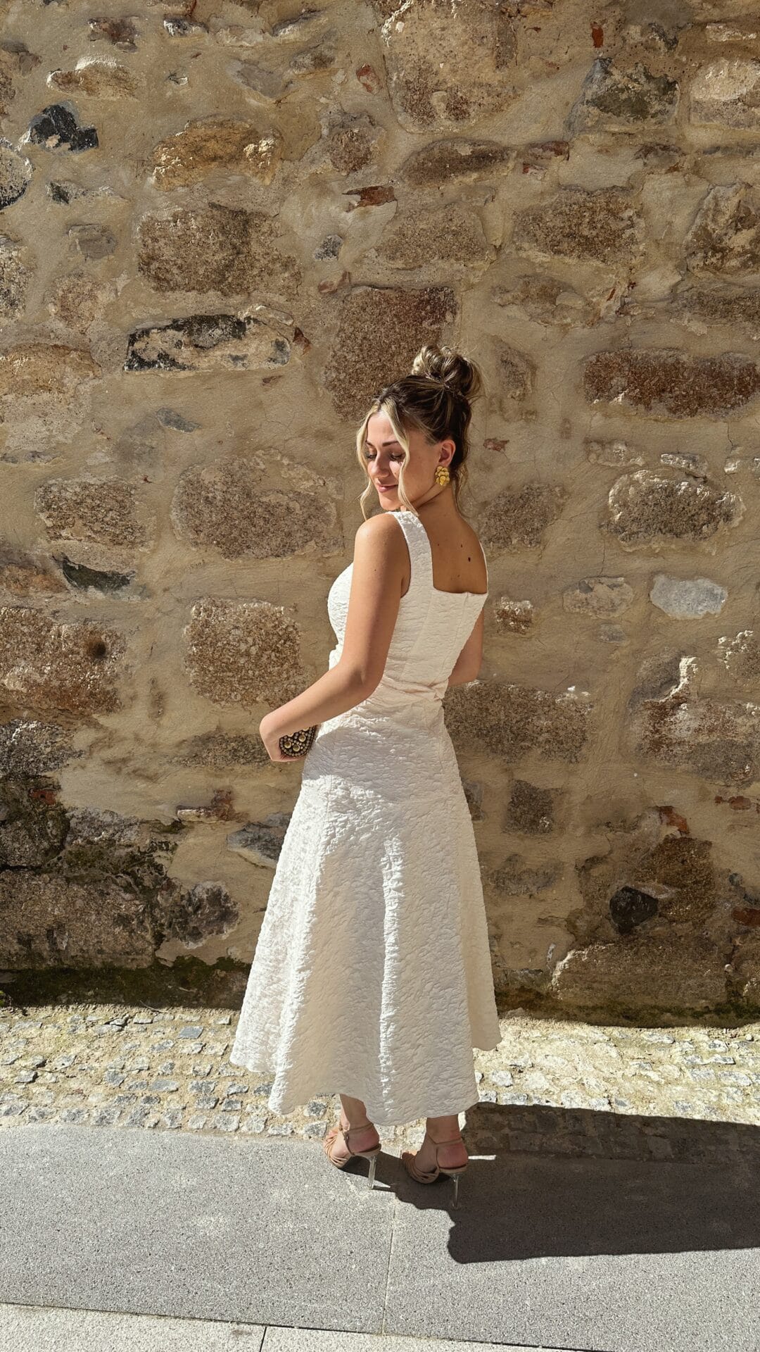 Blanco Atemporal: Un Vestido que Enamora con y sin Torera